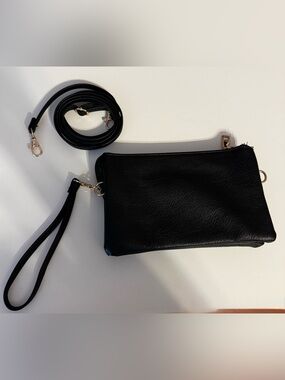 NWOT 3 Compartment crossbody/wrist strap Black womens vegan leather purse. Cute